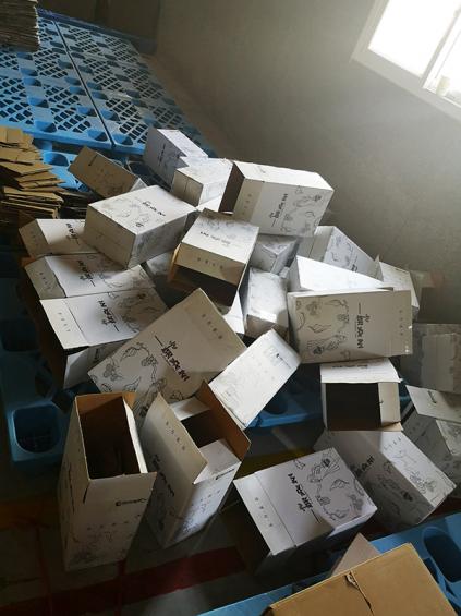 实业公司全员齐上阵，争分夺秒完成健康产品中秋礼盒的包装工作